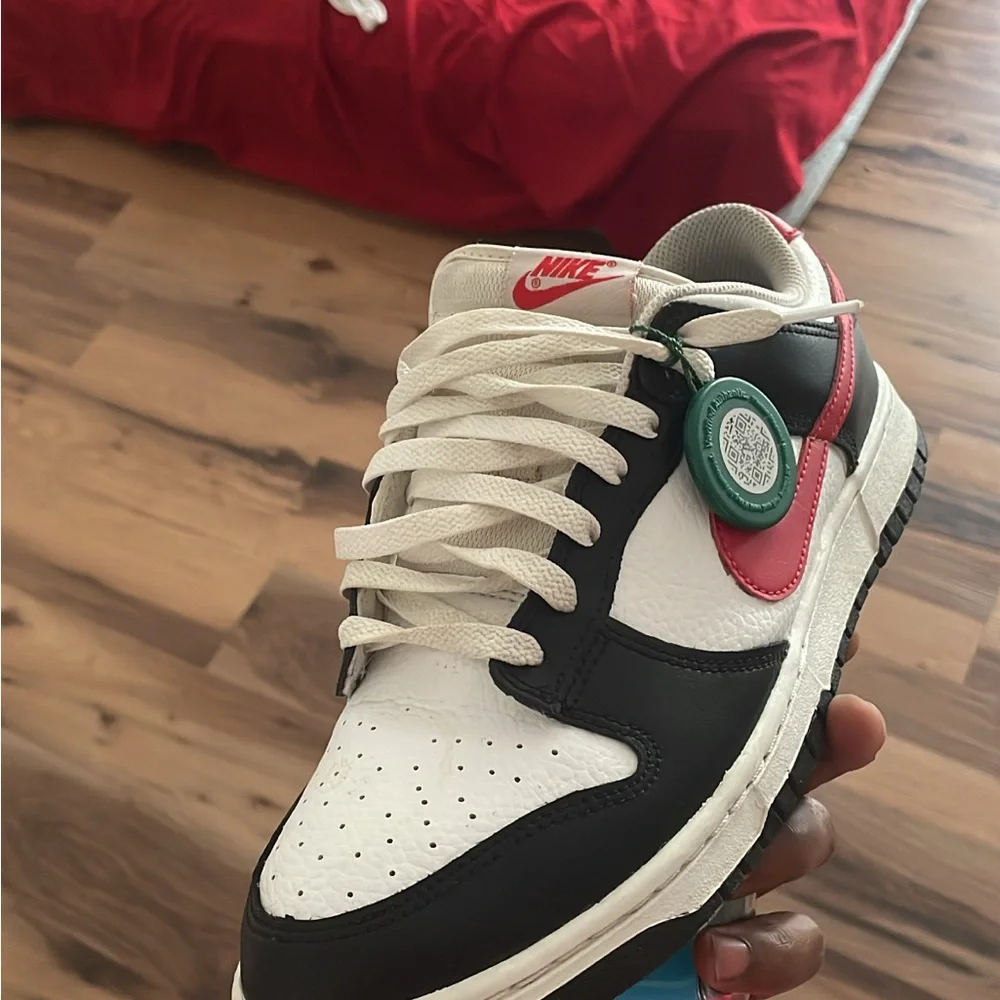 Nike Men's Black and White Sneakers - Picture 1 of 2
